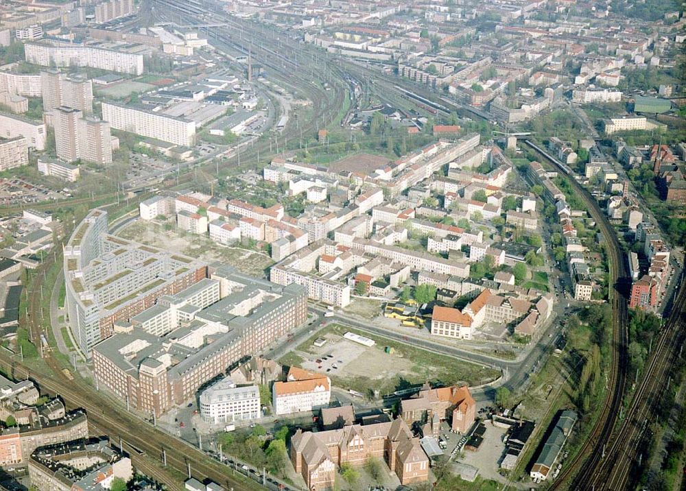 Berlin-Friedrichshain von oben - Wohn- und Geschäftshausbereich am Bhf. Ostkreuz in Berlin-Friedrichshain.