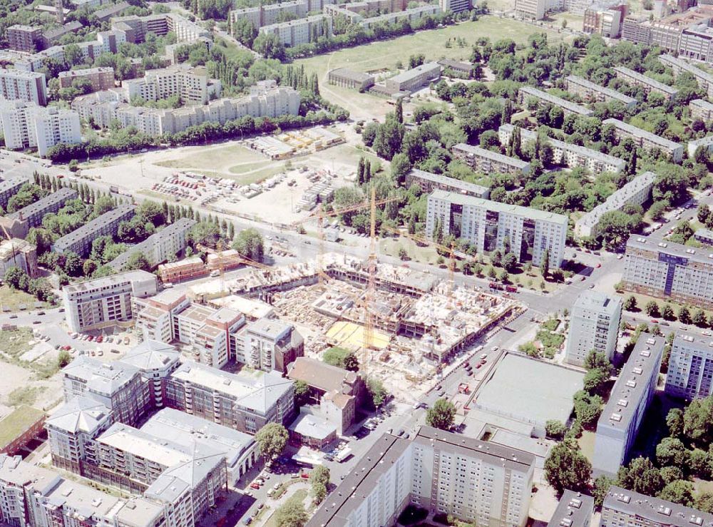 Berlin von oben - Wohn- und Geschäftshausneubau der Bayerischen Hausbau KG an der Heinrich-Heine-Straße in Berlin-Mitte.