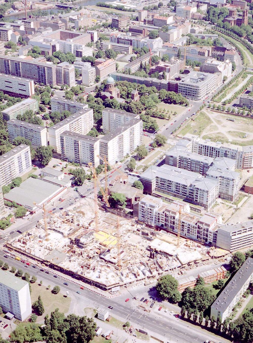 Berlin aus der Vogelperspektive: Wohn- und Geschäftshausneubau der Bayerischen Hausbau KG an der Heinrich-Heine-Straße in Berlin-Mitte.