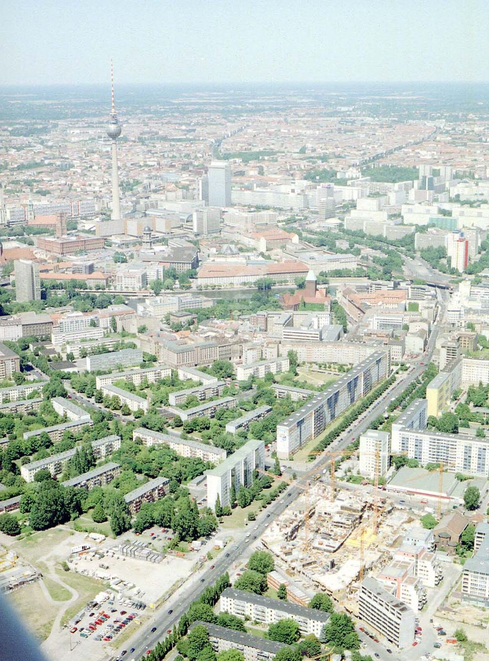 Berlin von oben - Wohn- und Geschäftshausneubau der Bayerischen Hausbau KG an der Heinrich-Heine-Straße in Berlin-Mitte.