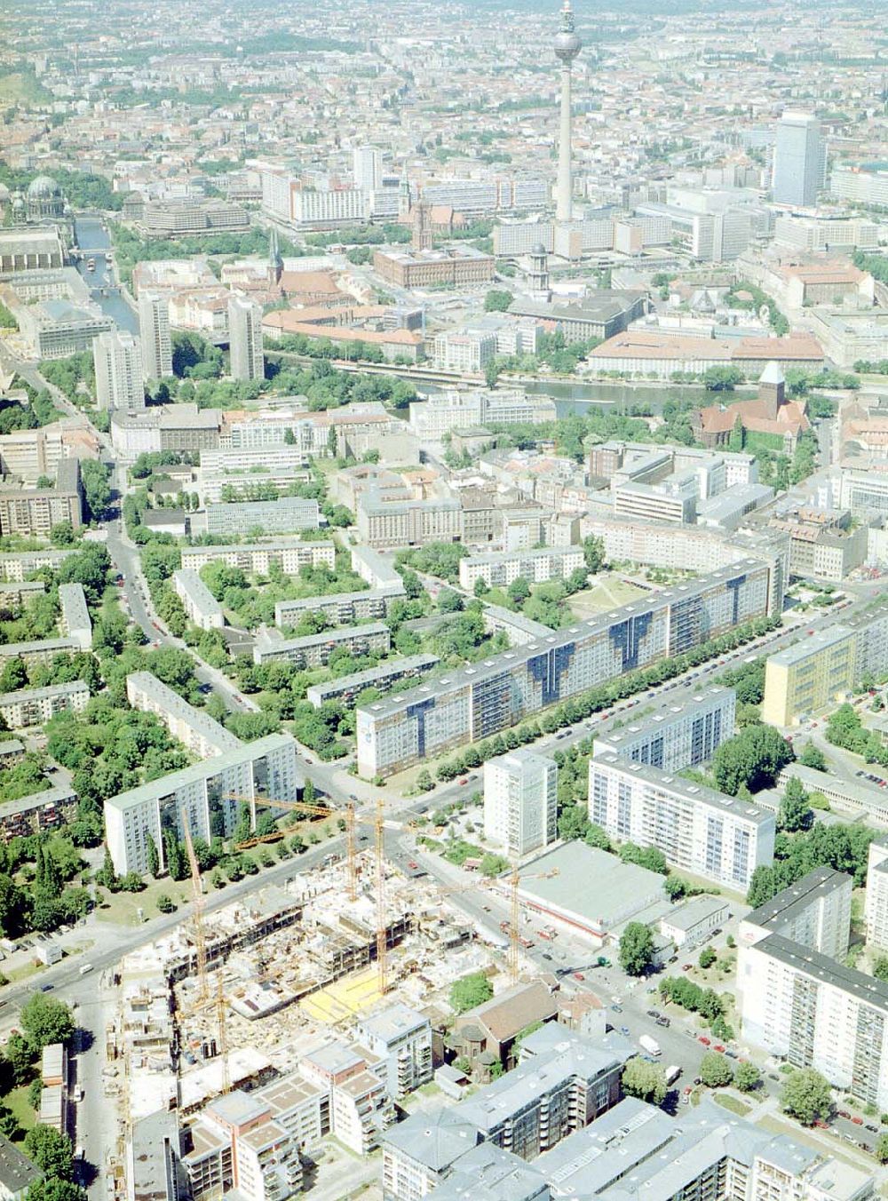 Berlin aus der Vogelperspektive: Wohn- und Geschäftshausneubau der Bayerischen Hausbau KG an der Heinrich-Heine-Straße in Berlin-Mitte.