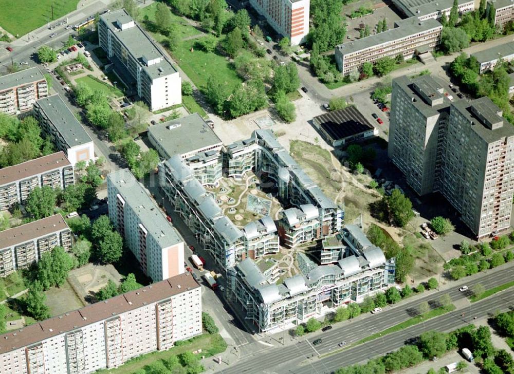 Berlin - Lichtenberg aus der Vogelperspektive: Wohn- und Geschäftshausneubau an der Landsberger Allee.