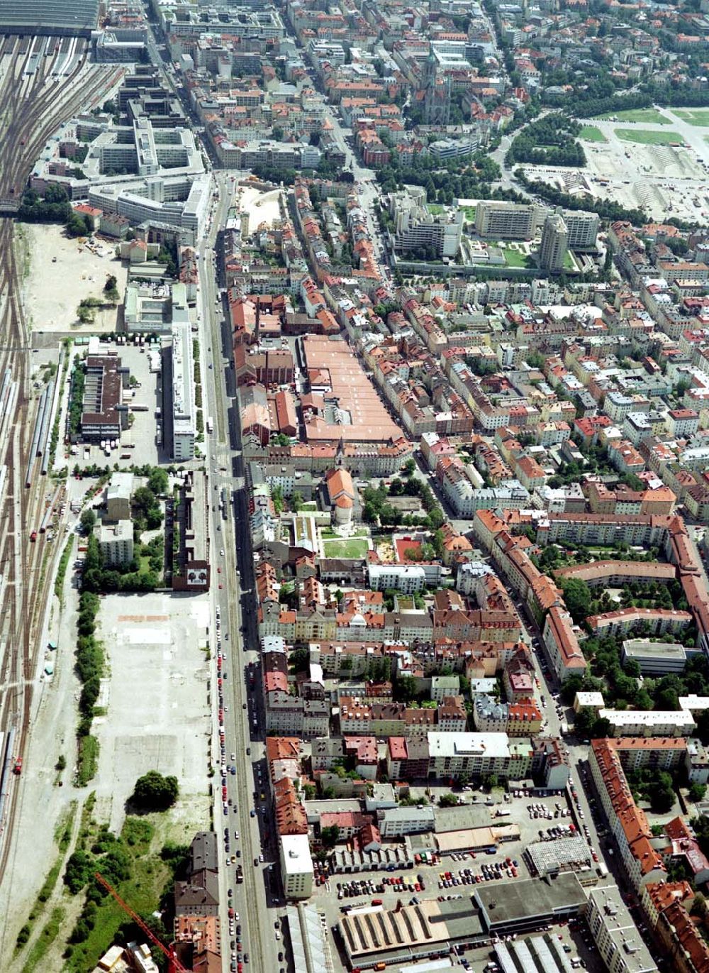 Luftbild München - Wohn- und Geschäftshausviertel am Bereich der Landsberger- und Westendstraße in München am Hauptbahnhof.