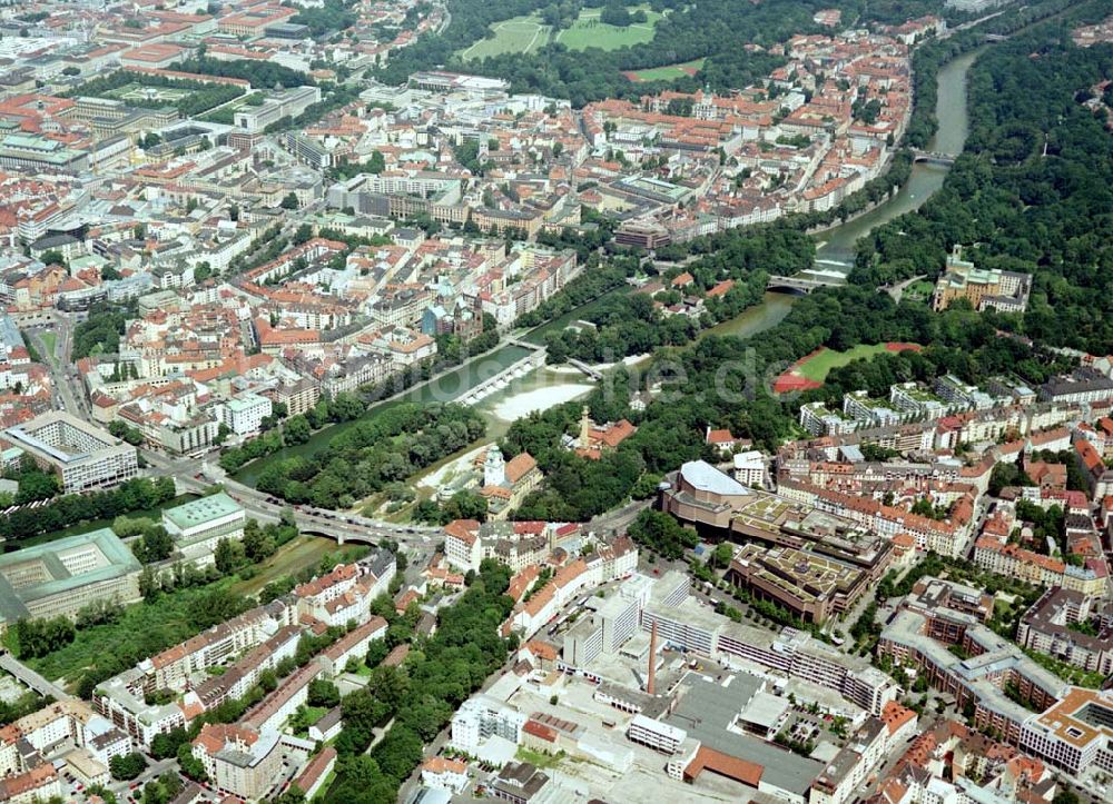 Luftaufnahme München - Wohn- und Geschäftshausviertel München - Haidhausen mit der Rosenheimer Straße.