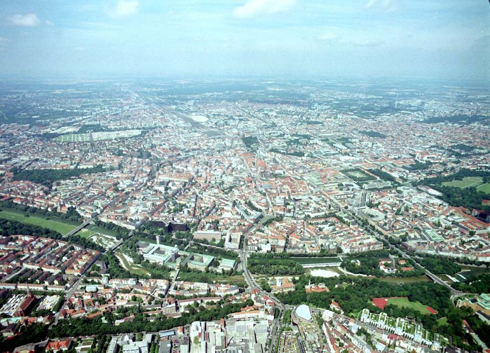 München von oben - Wohn- und Geschäftshausviertel München - Haidhausen mit der Rosenheimer Straße.