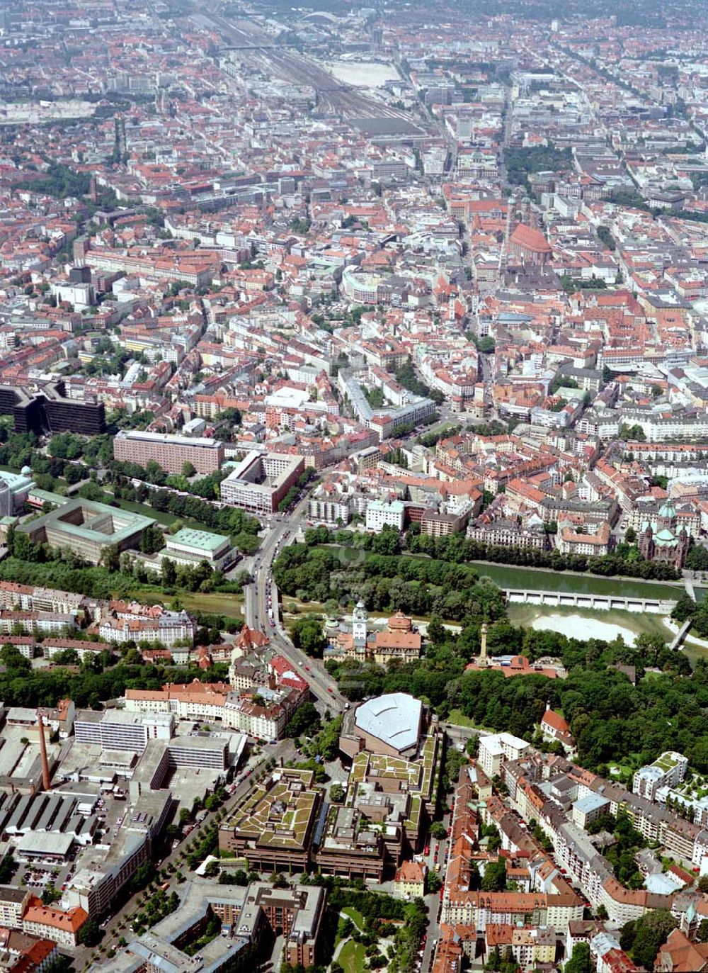 Luftbild München - Wohn- und Geschäftshausviertel München - Haidhausen mit der Rosenheimer Straße.