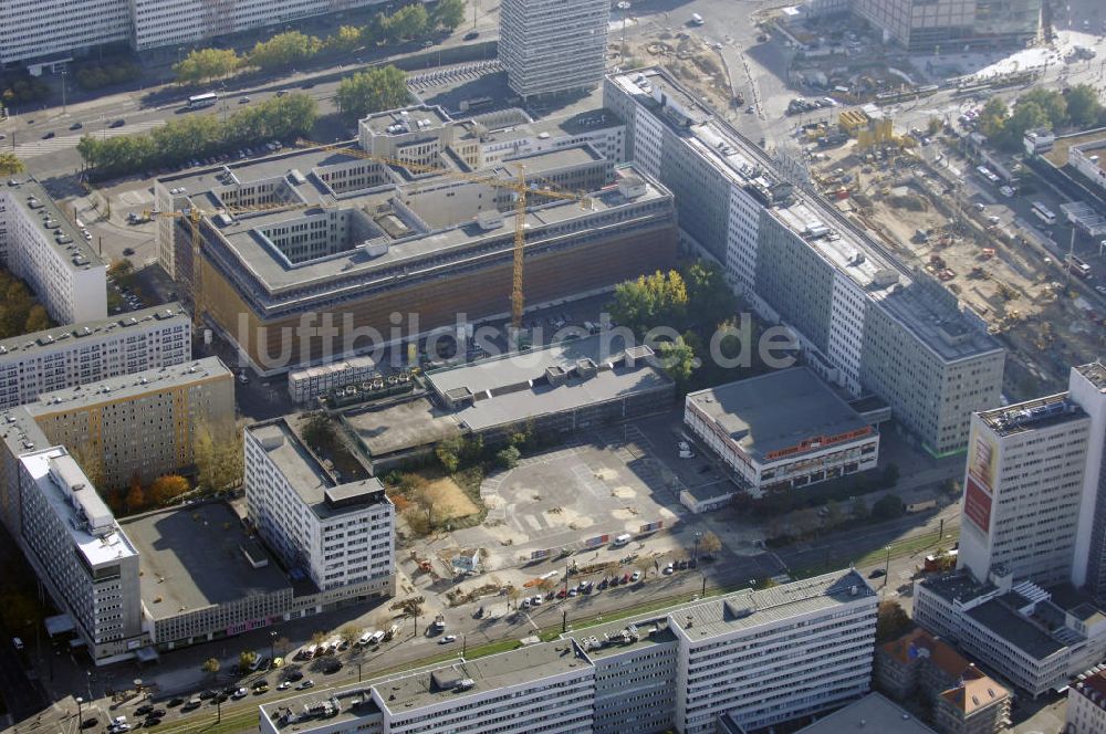 Berlin aus der Vogelperspektive: Wohn- und Geschäftshäuser an der Karl-Liebknecht-Straße / Keibelstraße / Otto-Braun-Straße in Berlin-Mitte