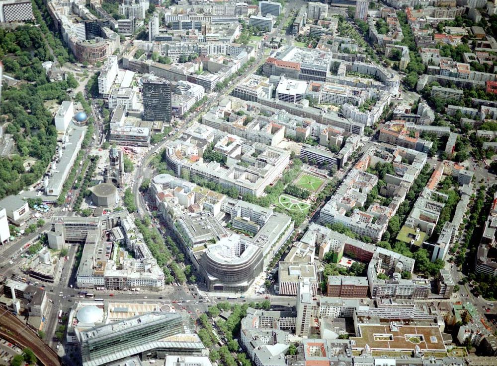 Berlin - Charlottenburg aus der Vogelperspektive: Wohn- und Geschäftsviertel am Neuen Kranzlereck / Kurfürstendamm in Berlin - Charlottenburg.