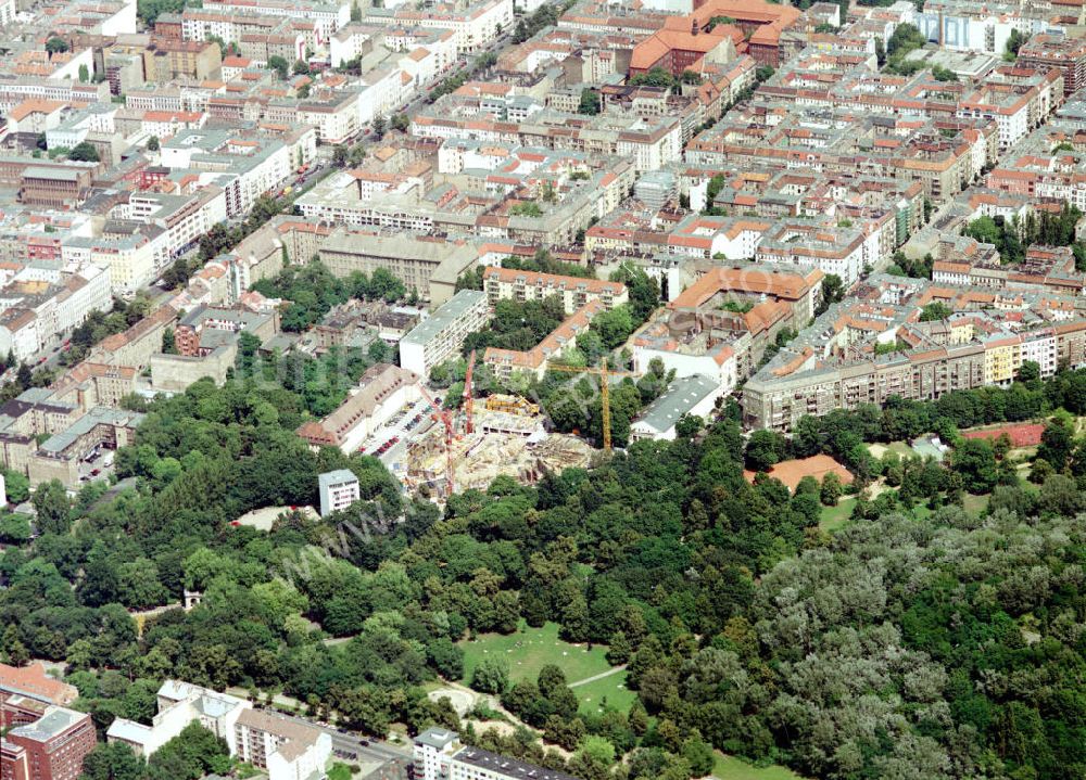 Berlin - Friedrichshain aus der Vogelperspektive: Wohn- und Geschäftsviertelneubau am Volkspark Friedrichshain.