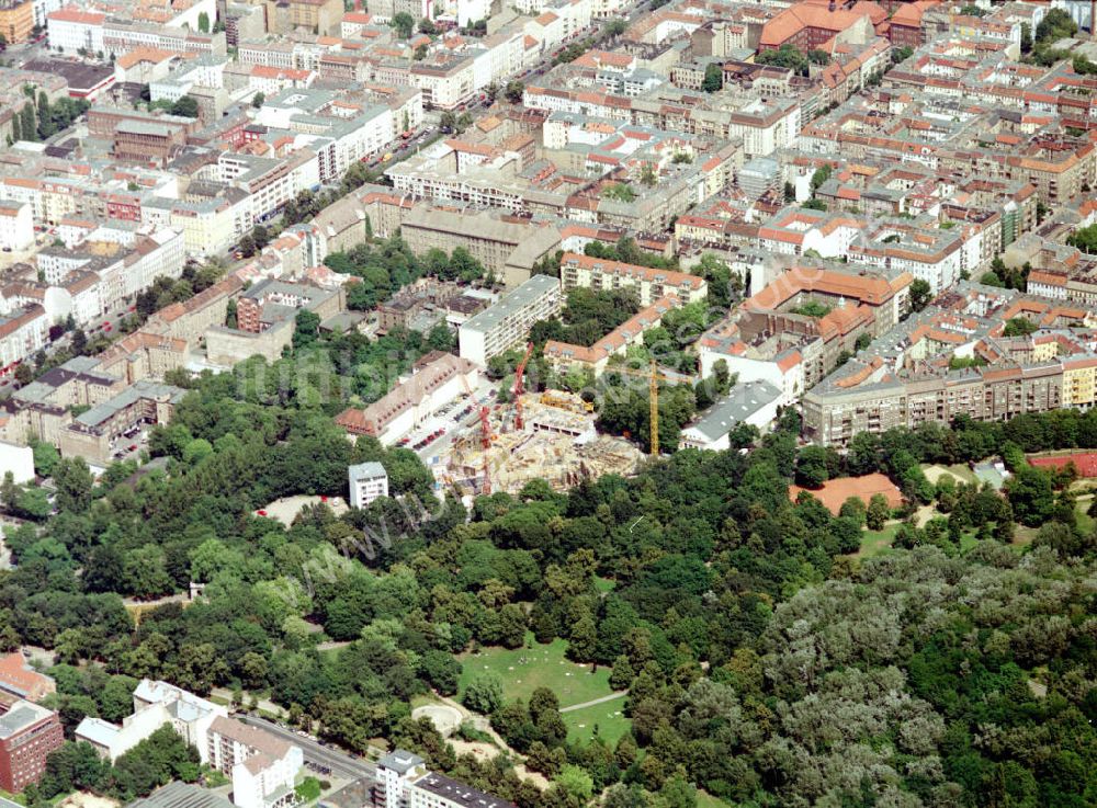 Luftbild Berlin - Friedrichshain - Wohn- und Geschäftsviertelneubau am Volkspark Friedrichshain.