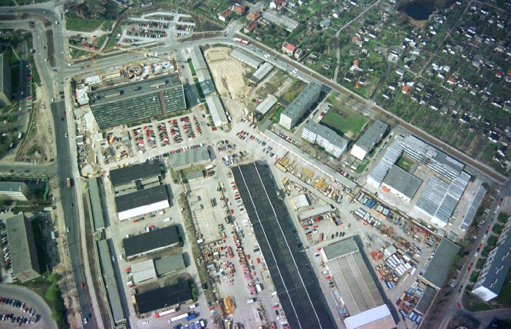 Berlin - Hohenschönhausen aus der Vogelperspektive: 19.04.1994 Wohn-und Geschäftszentrum Gehrenseestr./Hohenschönhausen