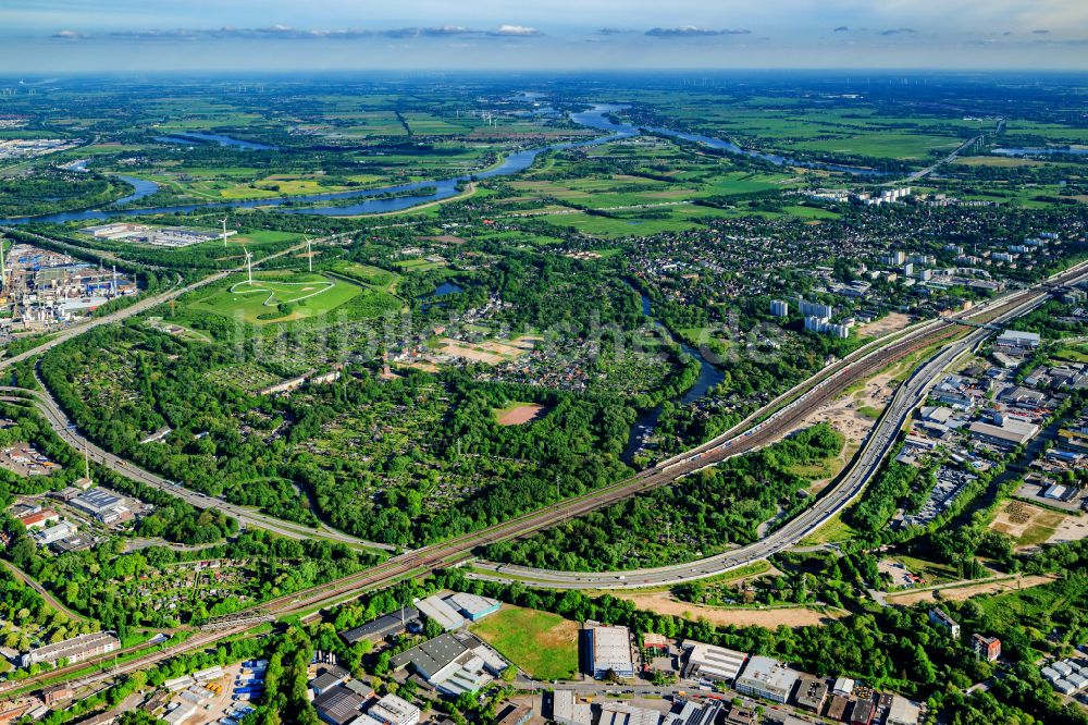 Luftaufnahme Hamburg - Wohn- und Gewerbegebiet mit Kleingartenanlagen an der Straße Niedergeorgswerder Deich in Hamburg Wilhelmsburg, Deutschland