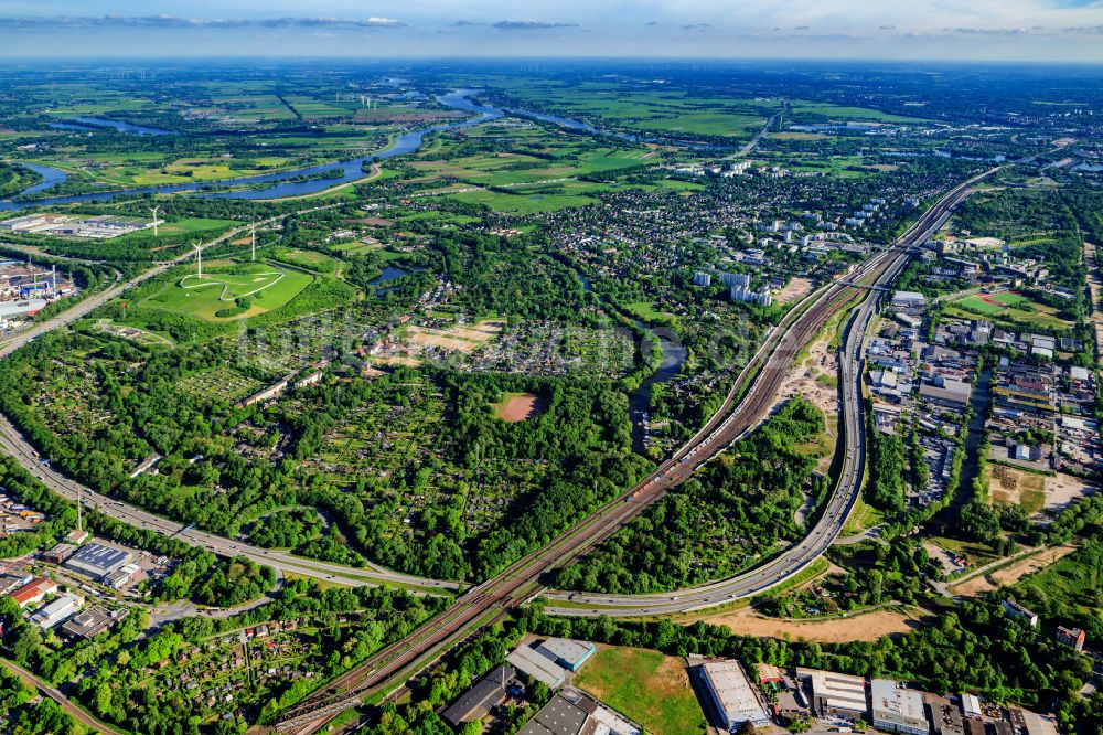 Hamburg von oben - Wohn- und Gewerbegebiet mit Kleingartenanlagen an der Straße Niedergeorgswerder Deich in Hamburg Wilhelmsburg, Deutschland