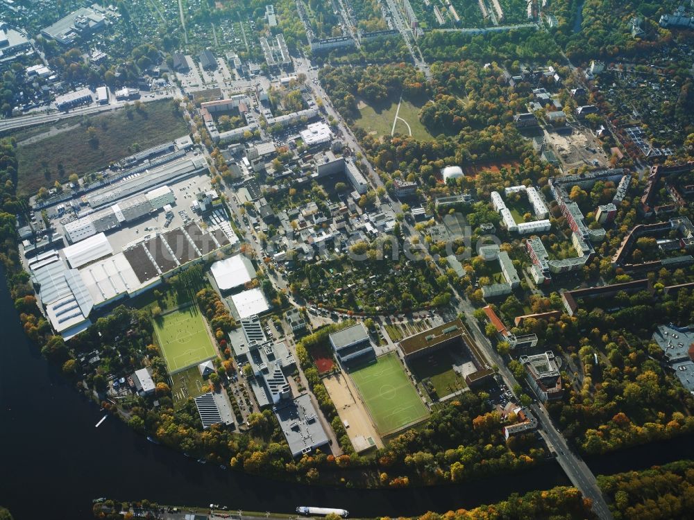 Berlin von oben - Wohn- und Gewerbegebiet mit der Otto-Hahn-Schule im Ortsteil Britz im Bezirk Neukölln in Berlin