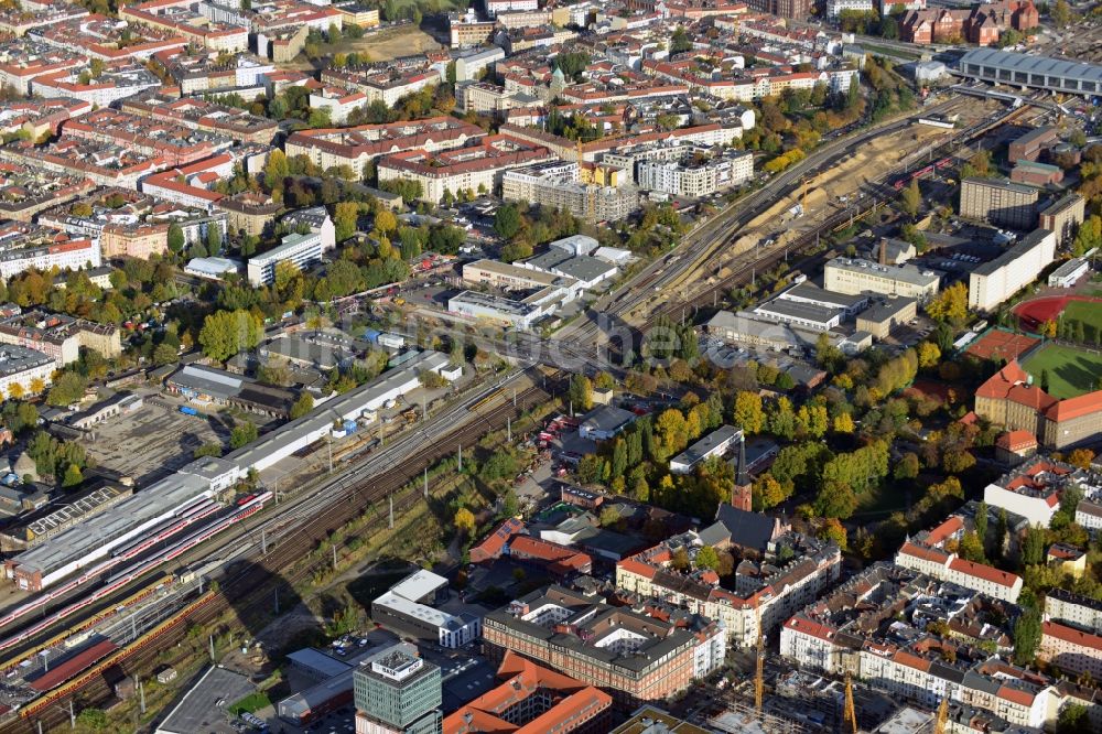 Berlin von oben - Wohn- und Gewerbegebiete entlang der Schienen zwischen den S-Bahnhöfen Ostkreuz und Warschauer Straße in Berlin - Friedrichshain