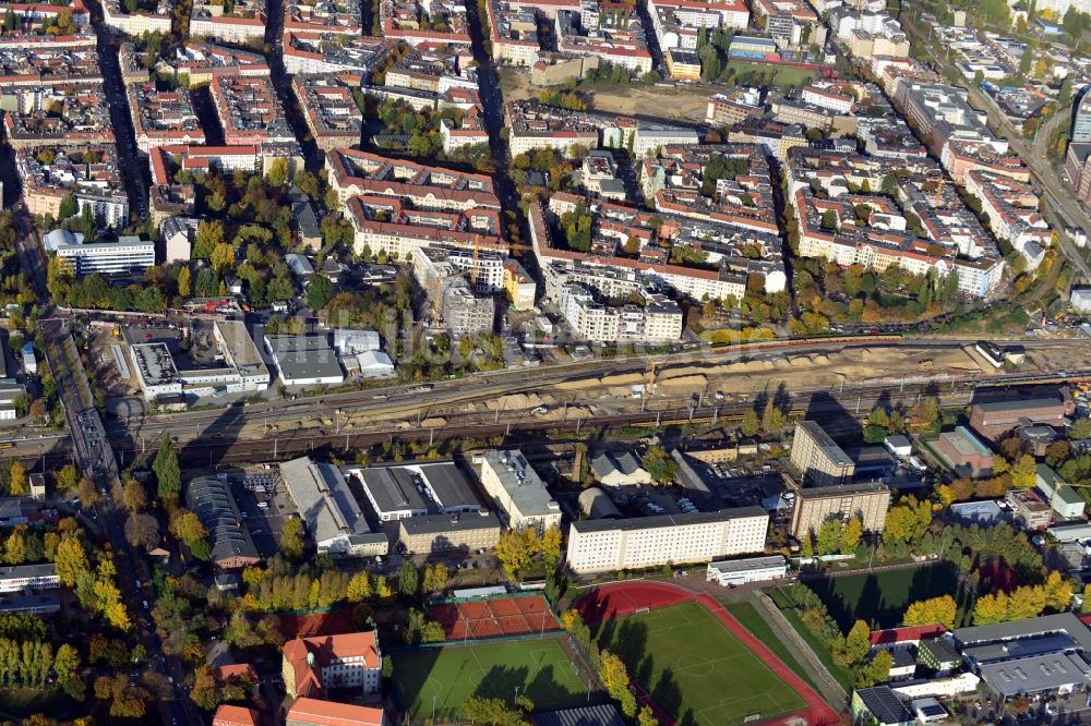 Luftbild Berlin - Wohn- und Gewerbegebiete entlang der Schienen zwischen den S-Bahnhöfen Ostkreuz und Warschauer Straße in Berlin - Friedrichshain