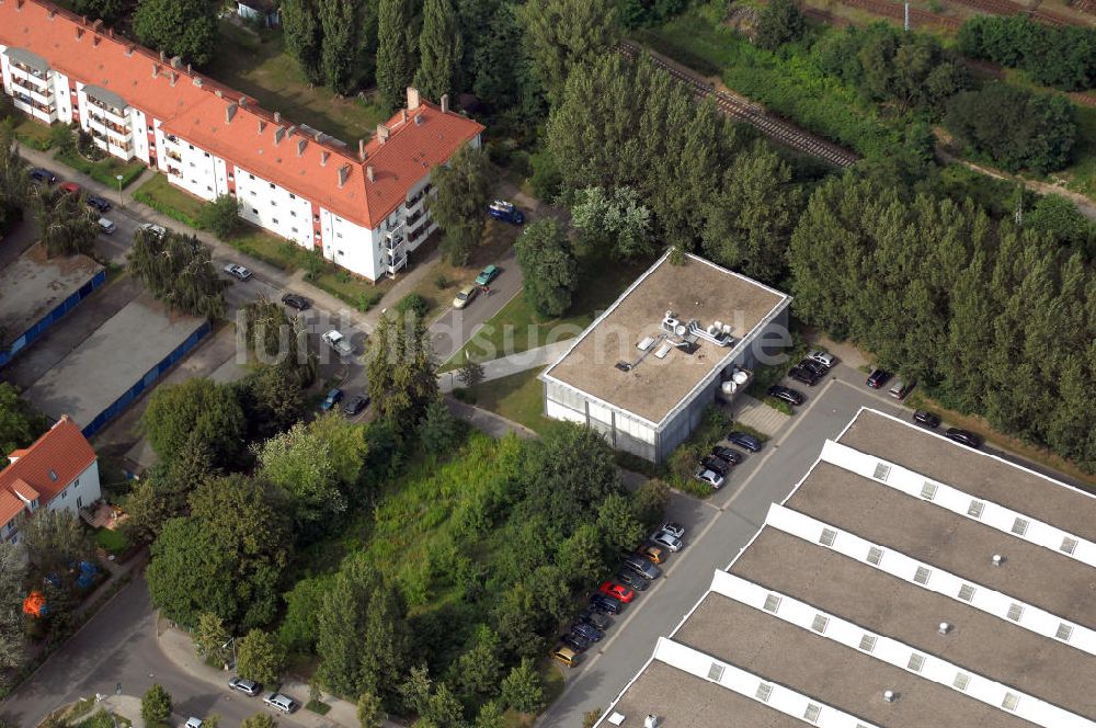 Berlin aus der Vogelperspektive: Wohn- und Industriegebiet an der Bahntrasse Niederschöneweide im Bereich der Landfliegerstrasse, Pilotenstraße, Hagedornstraße und Groß-Berliner Damm