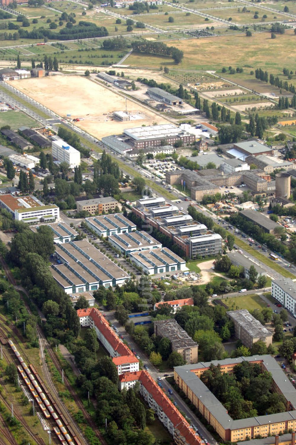 Luftbild Berlin - Wohn- und Industriegebiet an der Bahntrasse Niederschöneweide im Bereich der Landfliegerstrasse, Pilotenstraße, Hagedornstraße und Groß-Berliner Damm