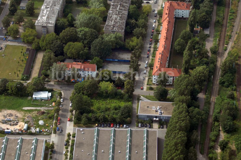 Luftaufnahme Berlin - Wohn- und Industriegebiet an der Bahntrasse Niederschöneweide im Bereich der Landfliegerstrasse, Pilotenstraße, Hagedornstraße und Groß-Berliner Damm