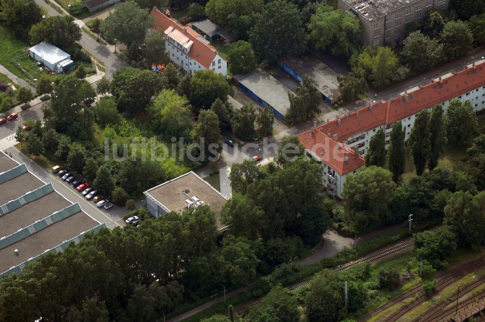 Berlin von oben - Wohn- und Industriegebiet an der Bahntrasse Niederschöneweide im Bereich der Landfliegerstrasse, Pilotenstraße, Hagedornstraße und Groß-Berliner Damm