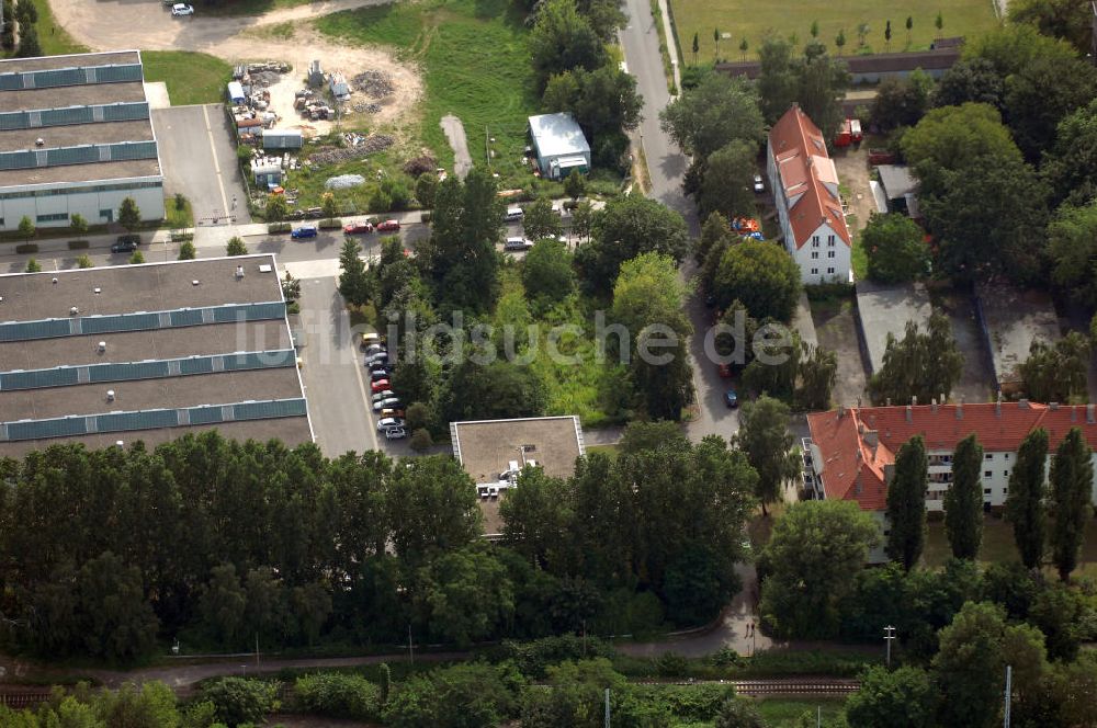 Berlin aus der Vogelperspektive: Wohn- und Industriegebiet an der Bahntrasse Niederschöneweide im Bereich der Landfliegerstrasse, Pilotenstraße, Hagedornstraße und Groß-Berliner Damm