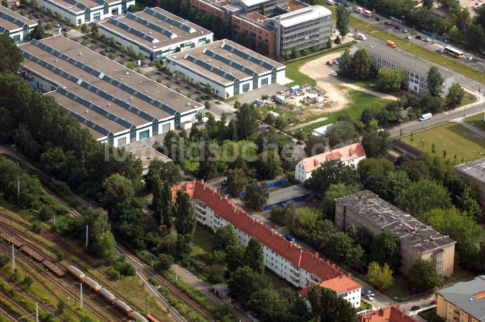 Luftbild Berlin - Wohn- und Industriegebiet an der Bahntrasse Niederschöneweide im Bereich der Landfliegerstrasse, Pilotenstraße, Hagedornstraße und Groß-Berliner Damm