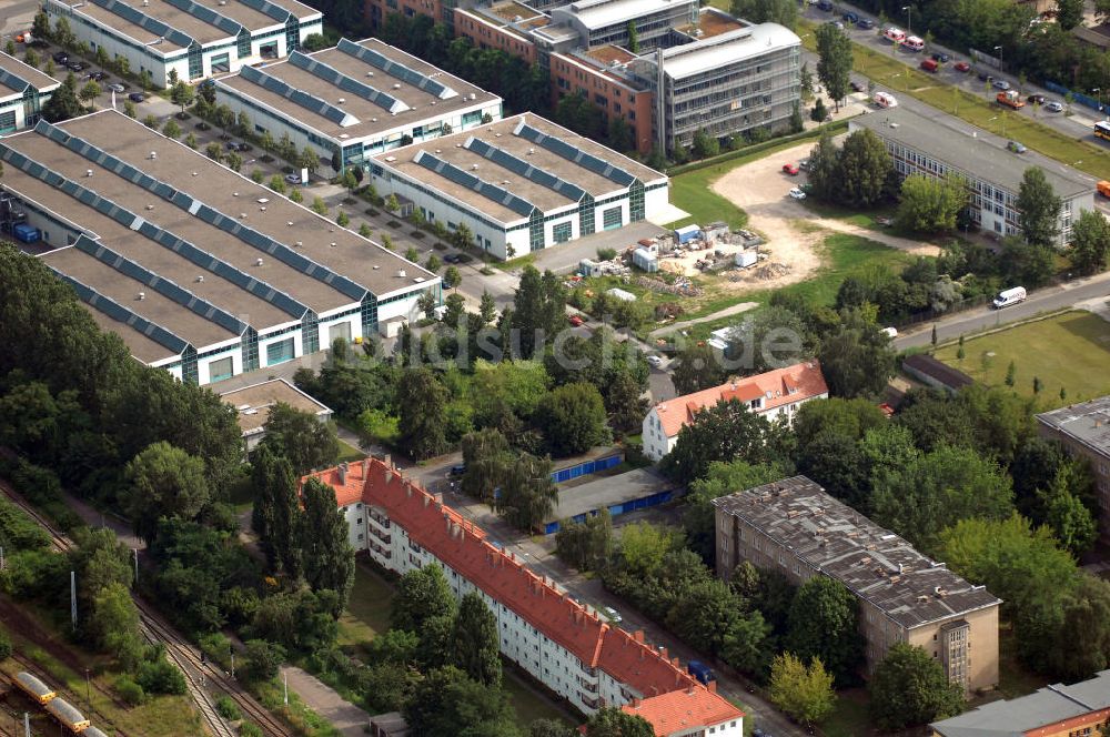 Luftaufnahme Berlin - Wohn- und Industriegebiet an der Bahntrasse Niederschöneweide im Bereich der Landfliegerstrasse, Pilotenstraße, Hagedornstraße und Groß-Berliner Damm