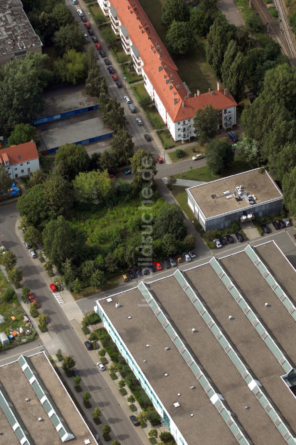 Berlin von oben - Wohn- und Industriegebiet an der Bahntrasse Niederschöneweide im Bereich der Landfliegerstrasse, Pilotenstraße, Hagedornstraße und Groß-Berliner Damm