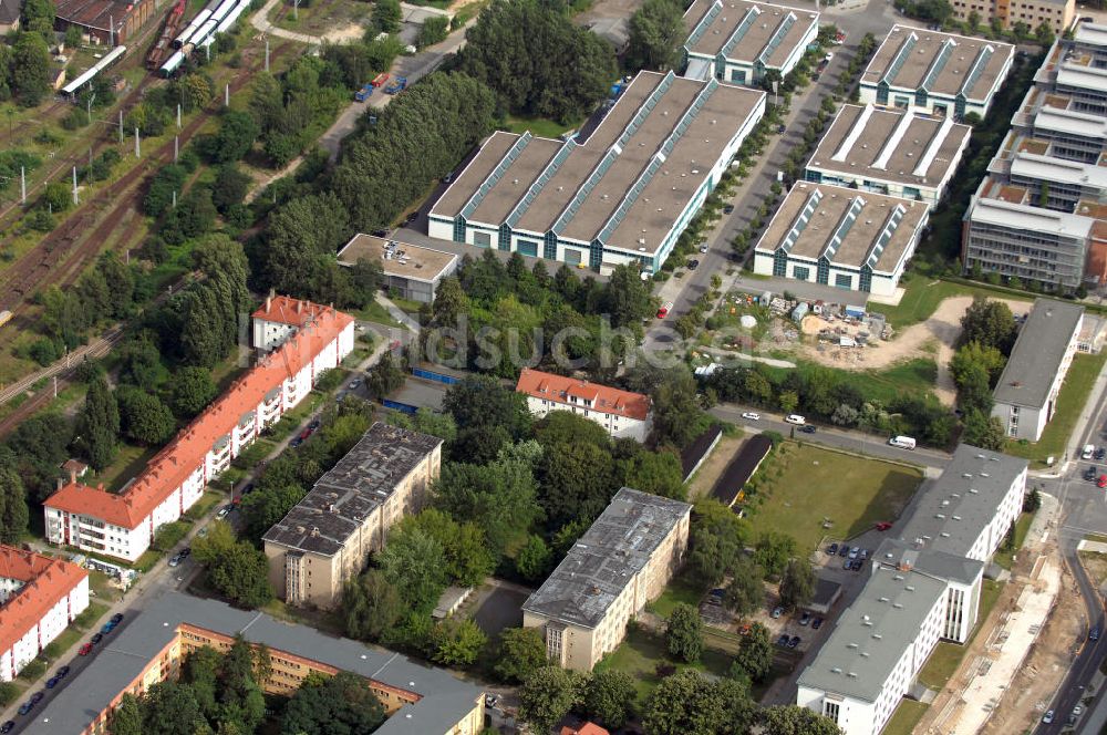 Berlin aus der Vogelperspektive: Wohn- und Industriegebiet an der Bahntrasse Niederschöneweide im Bereich der Landfliegerstrasse, Pilotenstraße, Hagedornstraße und Groß-Berliner Damm