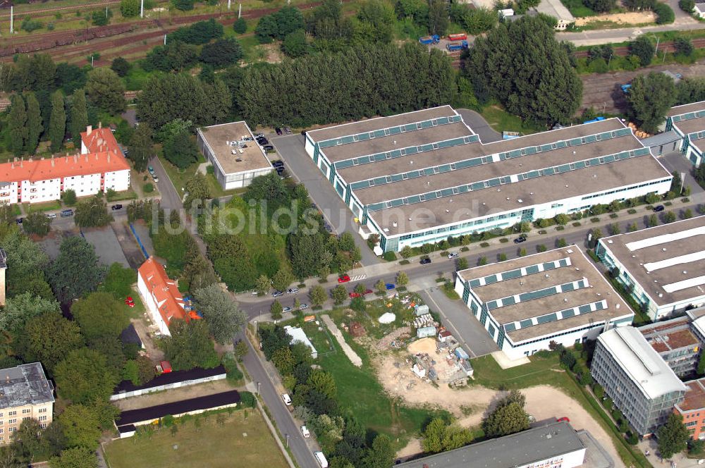 Luftbild Berlin - Wohn- und Industriegebiet an der Bahntrasse Niederschöneweide im Bereich der Landfliegerstrasse, Pilotenstraße, Hagedornstraße und Groß-Berliner Damm