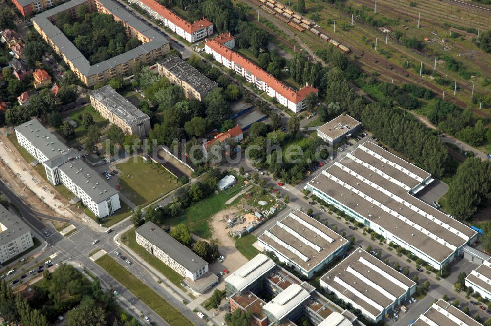 Berlin von oben - Wohn- und Industriegebiet an der Bahntrasse Niederschöneweide im Bereich der Landfliegerstrasse, Pilotenstraße, Hagedornstraße und Groß-Berliner Damm