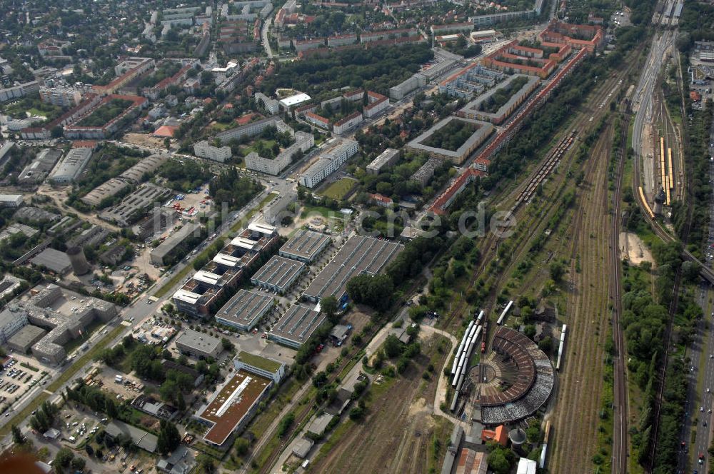 Luftbild Berlin - Wohn- und Industriegebiet an der Bahntrasse Niederschöneweide im Bereich der Landfliegerstrasse, Pilotenstraße, Hagedornstraße und Groß-Berliner Damm