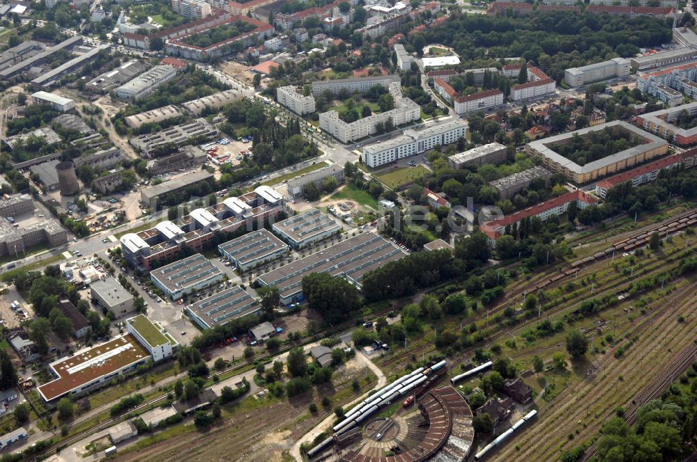 Luftaufnahme Berlin - Wohn- und Industriegebiet an der Bahntrasse Niederschöneweide im Bereich der Landfliegerstrasse, Pilotenstraße, Hagedornstraße und Groß-Berliner Damm