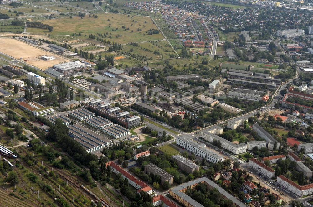 Berlin von oben - Wohn- und Industriegebiet an der Bahntrasse Niederschöneweide im Bereich der Landfliegerstrasse, Pilotenstraße, Hagedornstraße und Groß-Berliner Damm