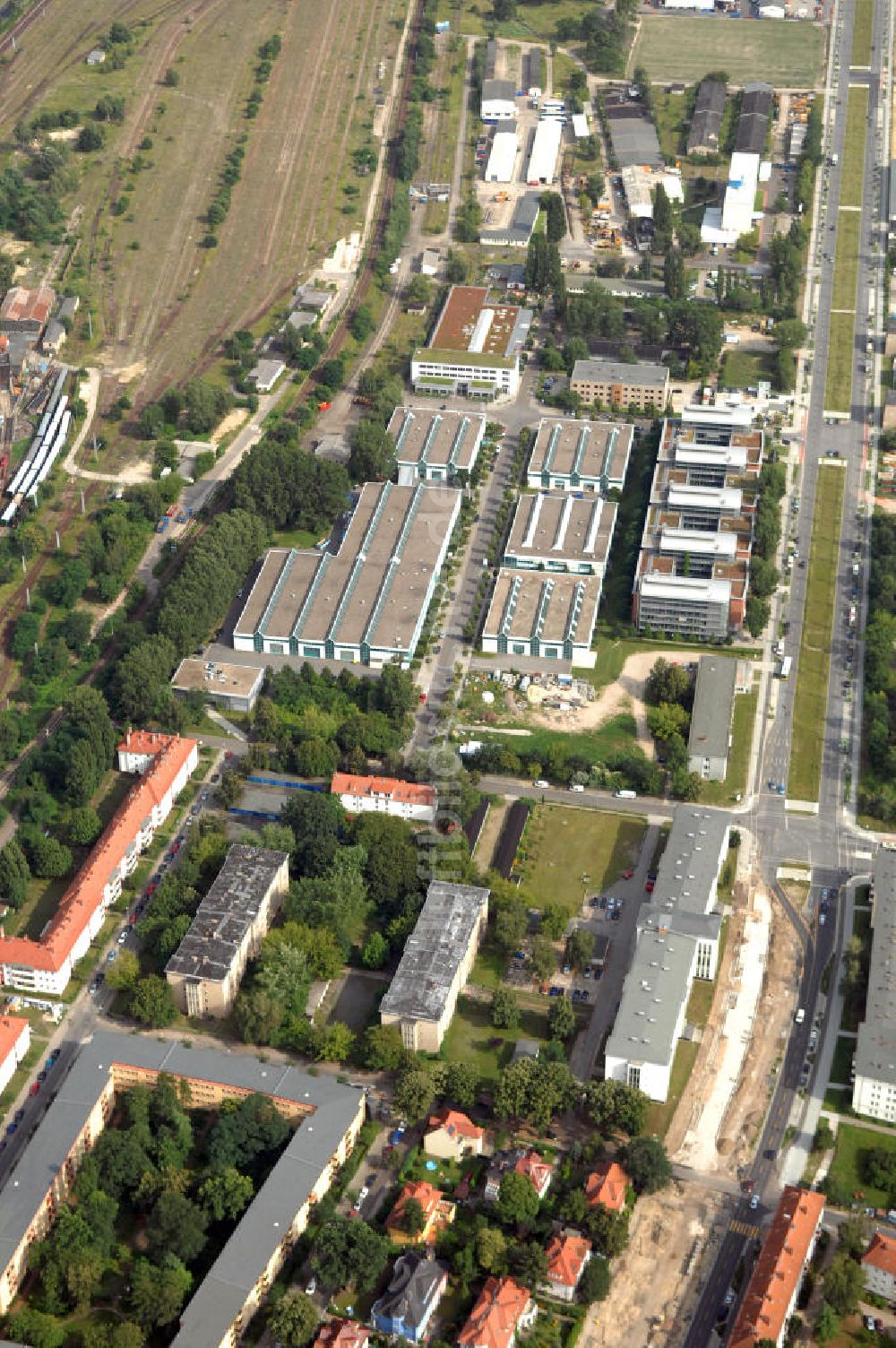 Luftbild Berlin - Wohn- und Industriegebiet an der Bahntrasse Niederschöneweide im Bereich der Landfliegerstrasse, Pilotenstraße, Hagedornstraße und Groß-Berliner Damm