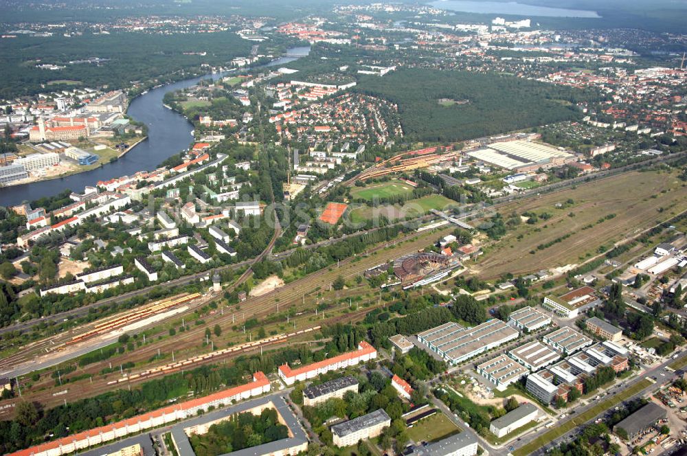 Luftaufnahme Berlin - Wohn- und Industriegebiet an der Bahntrasse Niederschöneweide im Bereich der Landfliegerstrasse, Pilotenstraße, Hagedornstraße und Groß-Berliner Damm