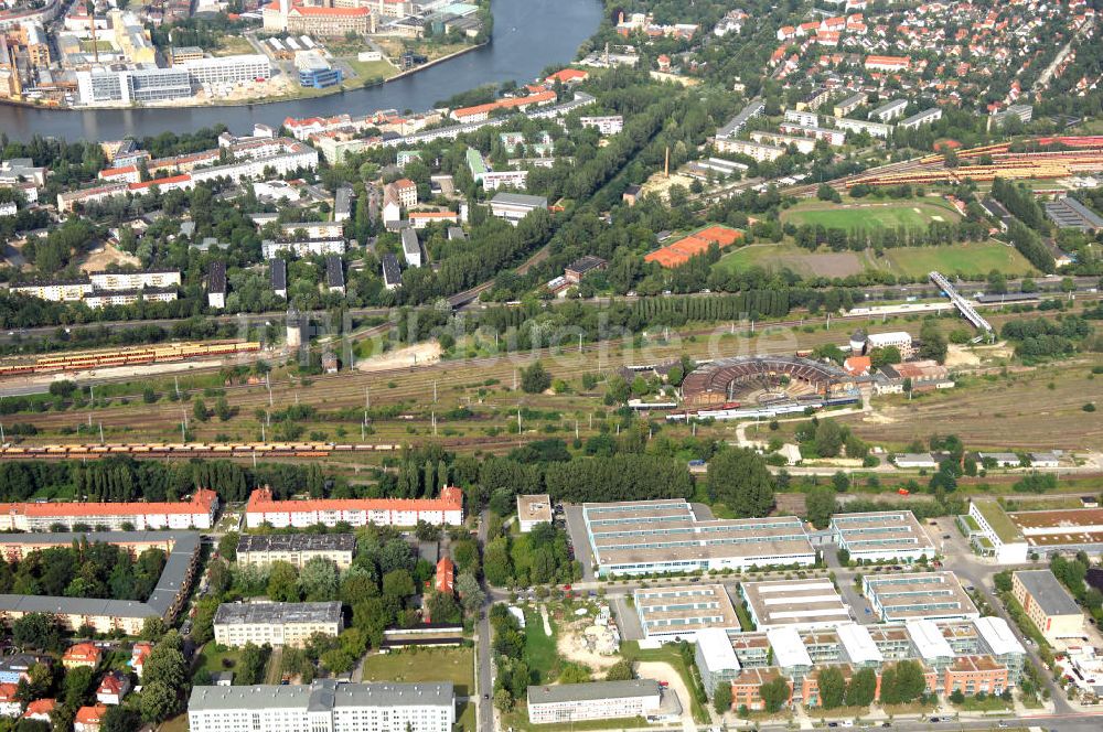 Berlin von oben - Wohn- und Industriegebiet an der Bahntrasse Niederschöneweide im Bereich der Landfliegerstrasse, Pilotenstraße, Hagedornstraße und Groß-Berliner Damm