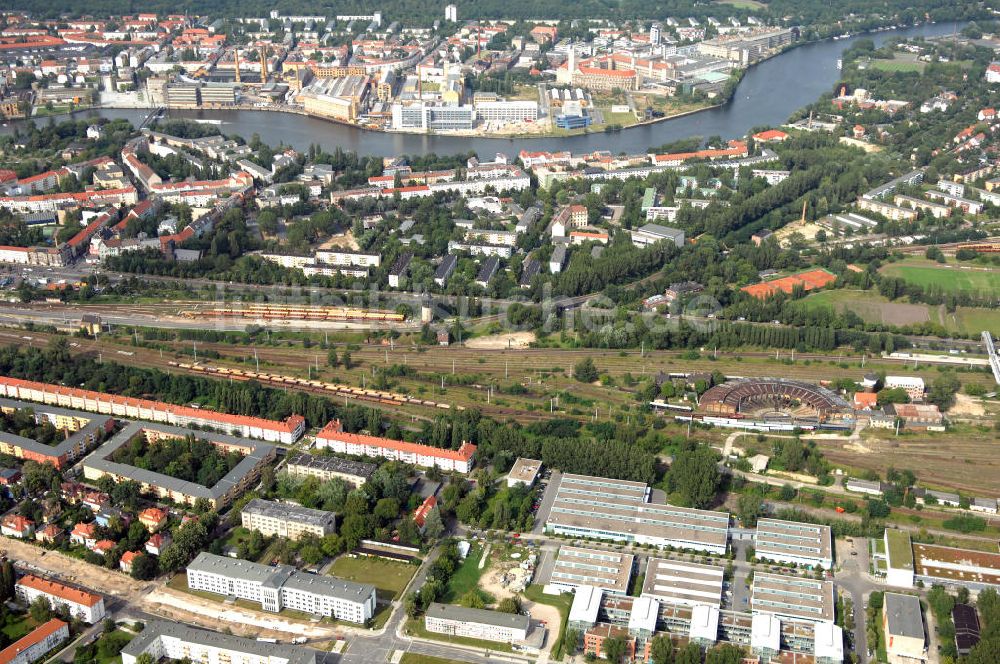 Berlin aus der Vogelperspektive: Wohn- und Industriegebiet an der Bahntrasse Niederschöneweide im Bereich der Landfliegerstrasse, Pilotenstraße, Hagedornstraße und Groß-Berliner Damm