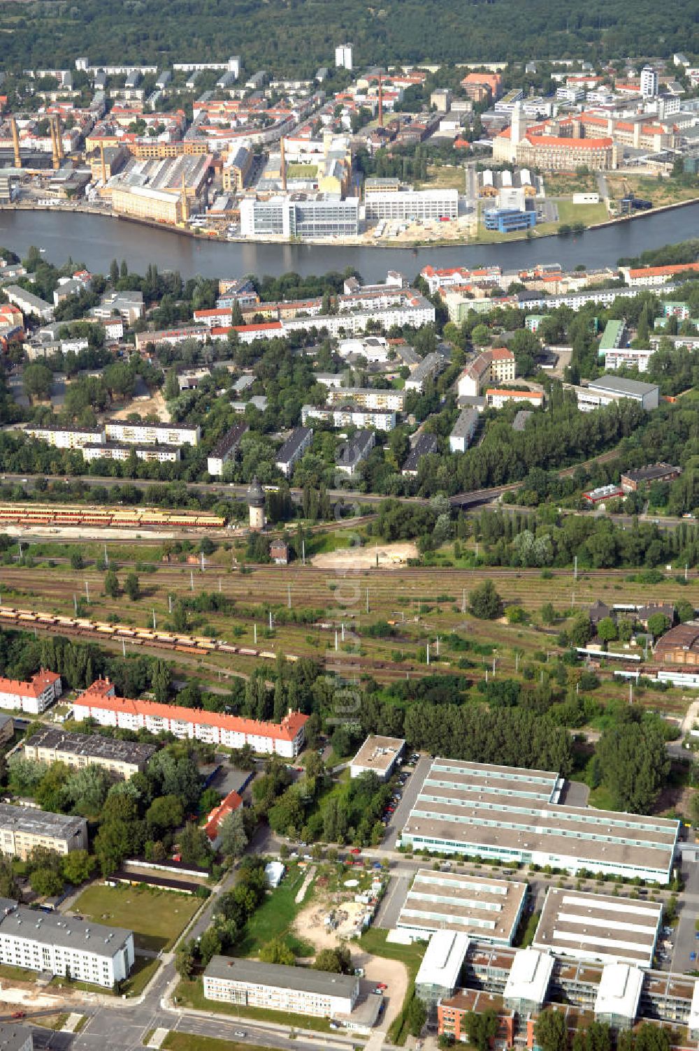 Luftbild Berlin - Wohn- und Industriegebiet an der Bahntrasse Niederschöneweide im Bereich der Landfliegerstrasse, Pilotenstraße, Hagedornstraße und Groß-Berliner Damm