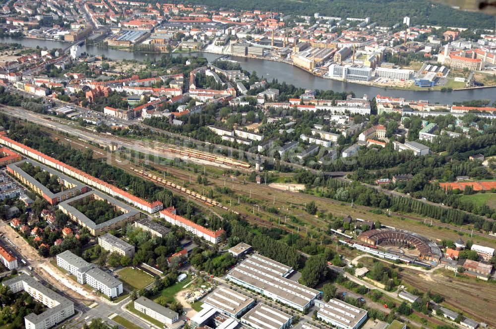 Luftaufnahme Berlin - Wohn- und Industriegebiet an der Bahntrasse Niederschöneweide im Bereich der Landfliegerstrasse, Pilotenstraße, Hagedornstraße und Groß-Berliner Damm