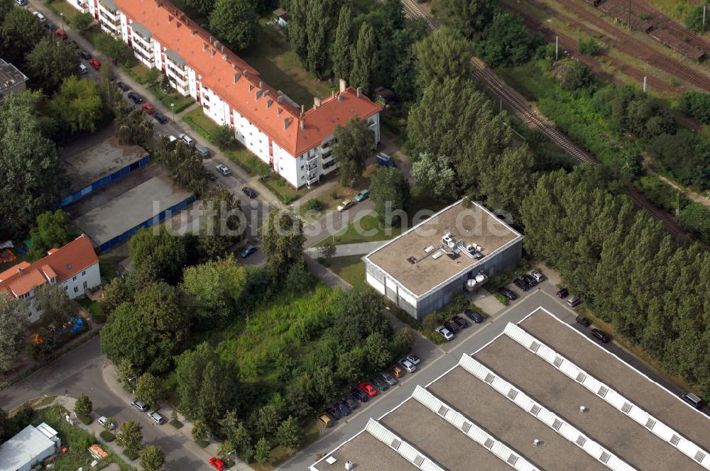 Berlin von oben - Wohn- und Industriegebiet an der Bahntrasse Niederschöneweide im Bereich der Landfliegerstrasse, Pilotenstraße, Hagedornstraße und Groß-Berliner Damm