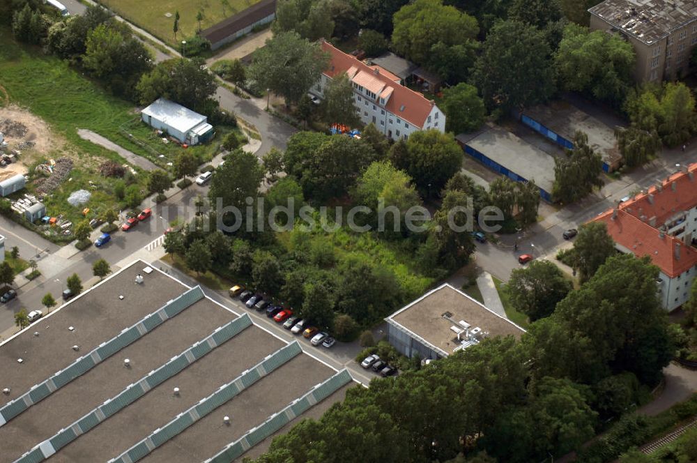 Berlin aus der Vogelperspektive: Wohn- und Industriegebiet an der Bahntrasse Niederschöneweide im Bereich der Landfliegerstrasse, Pilotenstraße, Hagedornstraße und Groß-Berliner Damm