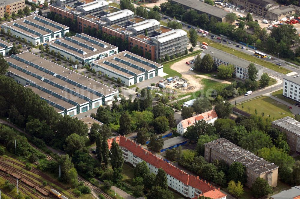 Luftaufnahme Berlin - Wohn- und Industriegebiet an der Bahntrasse Niederschöneweide im Bereich der Landfliegerstrasse, Pilotenstraße, Hagedornstraße und Groß-Berliner Damm