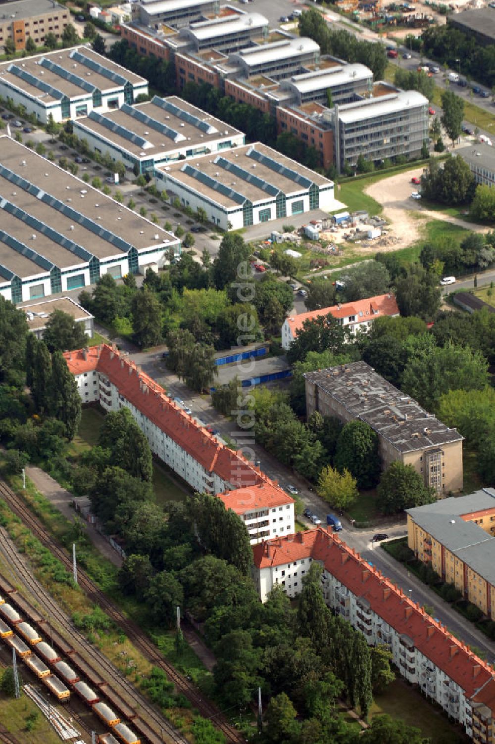 Berlin von oben - Wohn- und Industriegebiet an der Bahntrasse Niederschöneweide im Bereich der Landfliegerstrasse, Pilotenstraße, Hagedornstraße und Groß-Berliner Damm