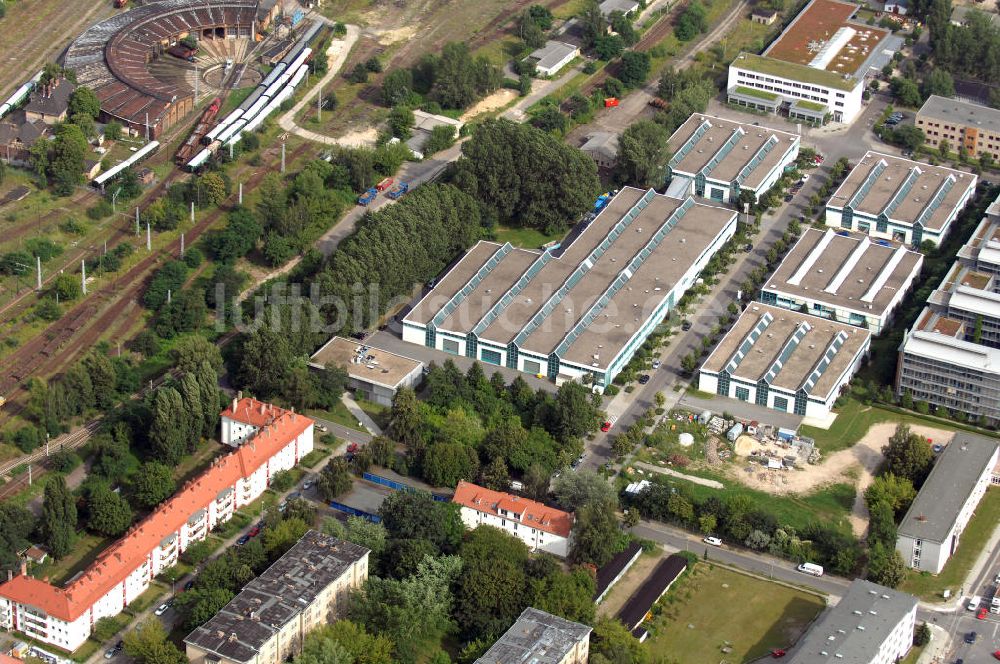 Berlin aus der Vogelperspektive: Wohn- und Industriegebiet an der Bahntrasse Niederschöneweide im Bereich der Landfliegerstrasse, Pilotenstraße, Hagedornstraße und Groß-Berliner Damm