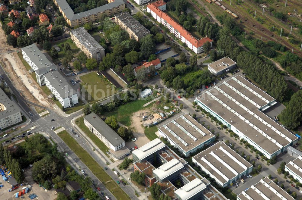 Luftbild Berlin - Wohn- und Industriegebiet an der Bahntrasse Niederschöneweide im Bereich der Landfliegerstrasse, Pilotenstraße, Hagedornstraße und Groß-Berliner Damm