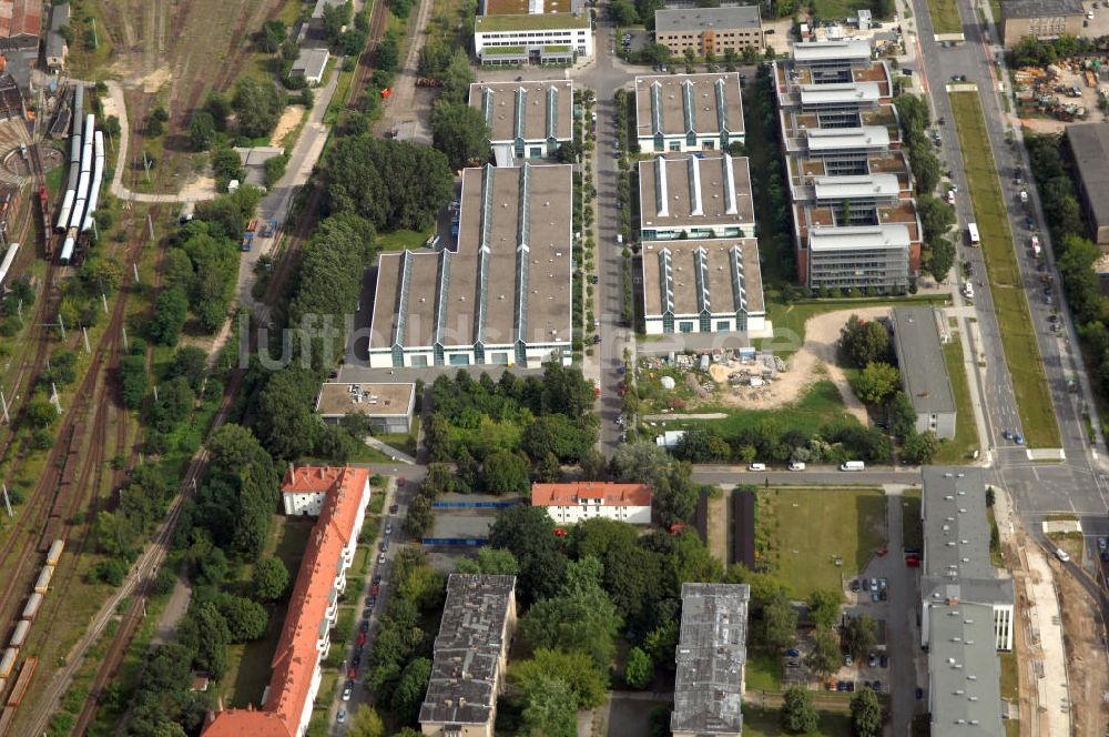 Luftaufnahme Berlin - Wohn- und Industriegebiet an der Bahntrasse Niederschöneweide im Bereich der Landfliegerstrasse, Pilotenstraße, Hagedornstraße und Groß-Berliner Damm