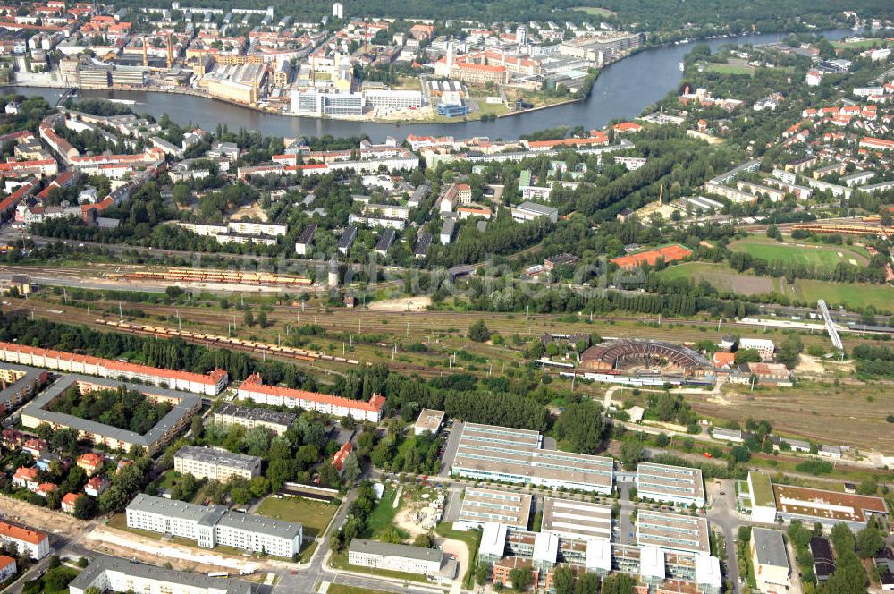 Berlin von oben - Wohn- und Industriegebiet an der Bahntrasse Niederschöneweide im Bereich der Landfliegerstrasse, Pilotenstraße, Hagedornstraße und Groß-Berliner Damm