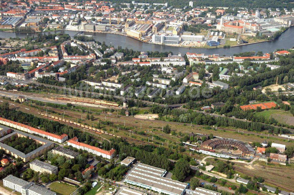 Berlin aus der Vogelperspektive: Wohn- und Industriegebiet an der Bahntrasse Niederschöneweide im Bereich der Landfliegerstrasse, Pilotenstraße, Hagedornstraße und Groß-Berliner Damm