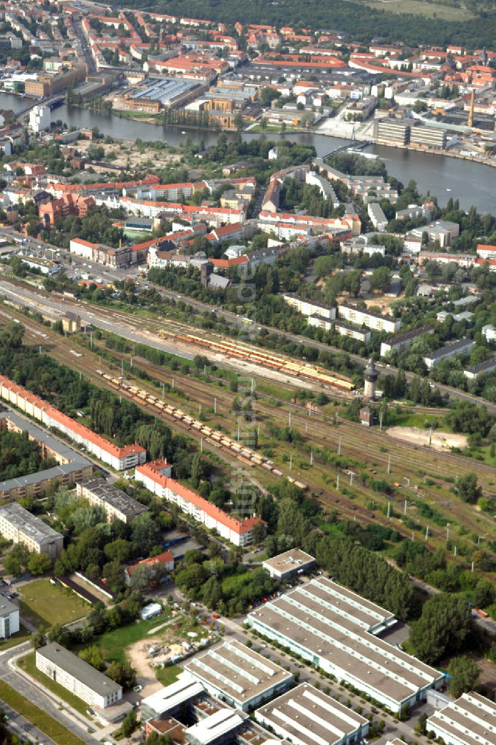 Luftbild Berlin - Wohn- und Industriegebiet an der Bahntrasse Niederschöneweide im Bereich der Landfliegerstrasse, Pilotenstraße, Hagedornstraße und Groß-Berliner Damm